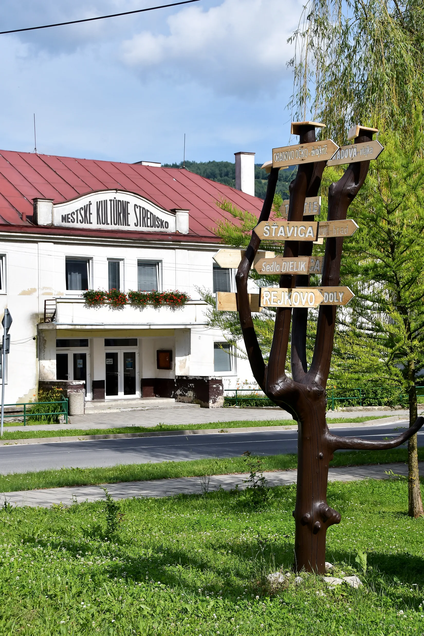 Smerovník tisovských zaujímavostí pred Mestským kultúrnym strediskom